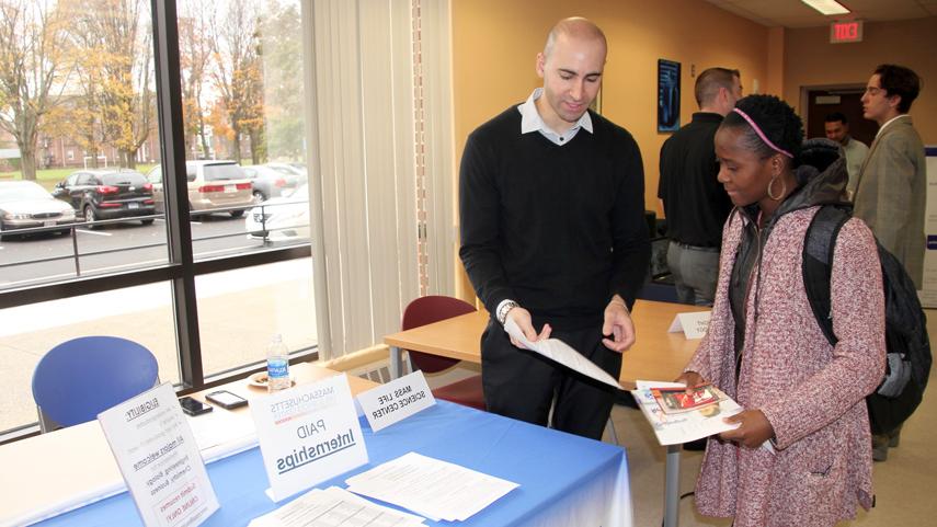 student inquiring about paid internship at career fair